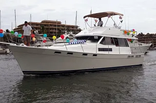 The Bayliner 43 cruising through the marina decorated with colorful balloons