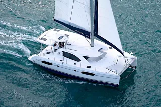 Vista aérea del catamarán Leopard 44 navegando a vela sobre aguas azul turquesa