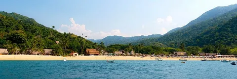 Bahía y playa de Yelapa con cerros cubiertos de selva