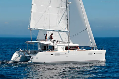 Catamarán de vela navegando en mar abierto